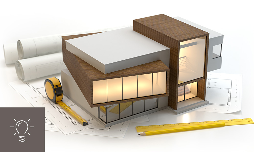 Architekturmodell eines modernen Gebäudes mit Holz- und Glaselementen auf Bauplänen, ergänzt durch Maßband, Lineal und Bleistift – symbolische Darstellung der professionellen Objektausstattung und Lichtplanung im Projektentwicklungsprozess durch WESPRO Hospitality.